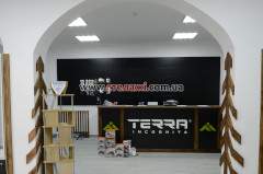 Торгове обладнання для Terra Incognita - магазину одягу та турспорядження, Львів