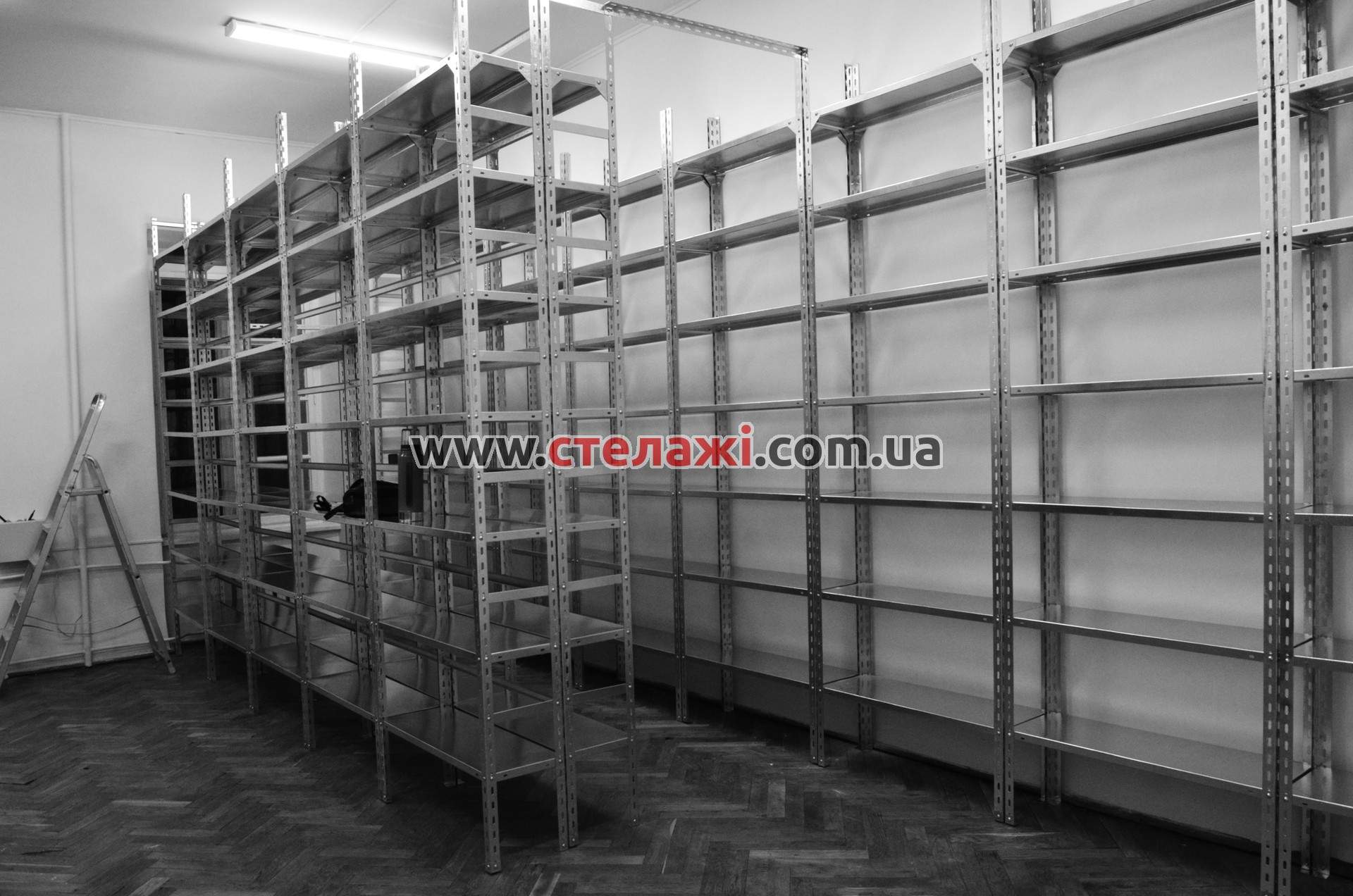 Металеві архівні стелажі з полицями глибиною 300 мм