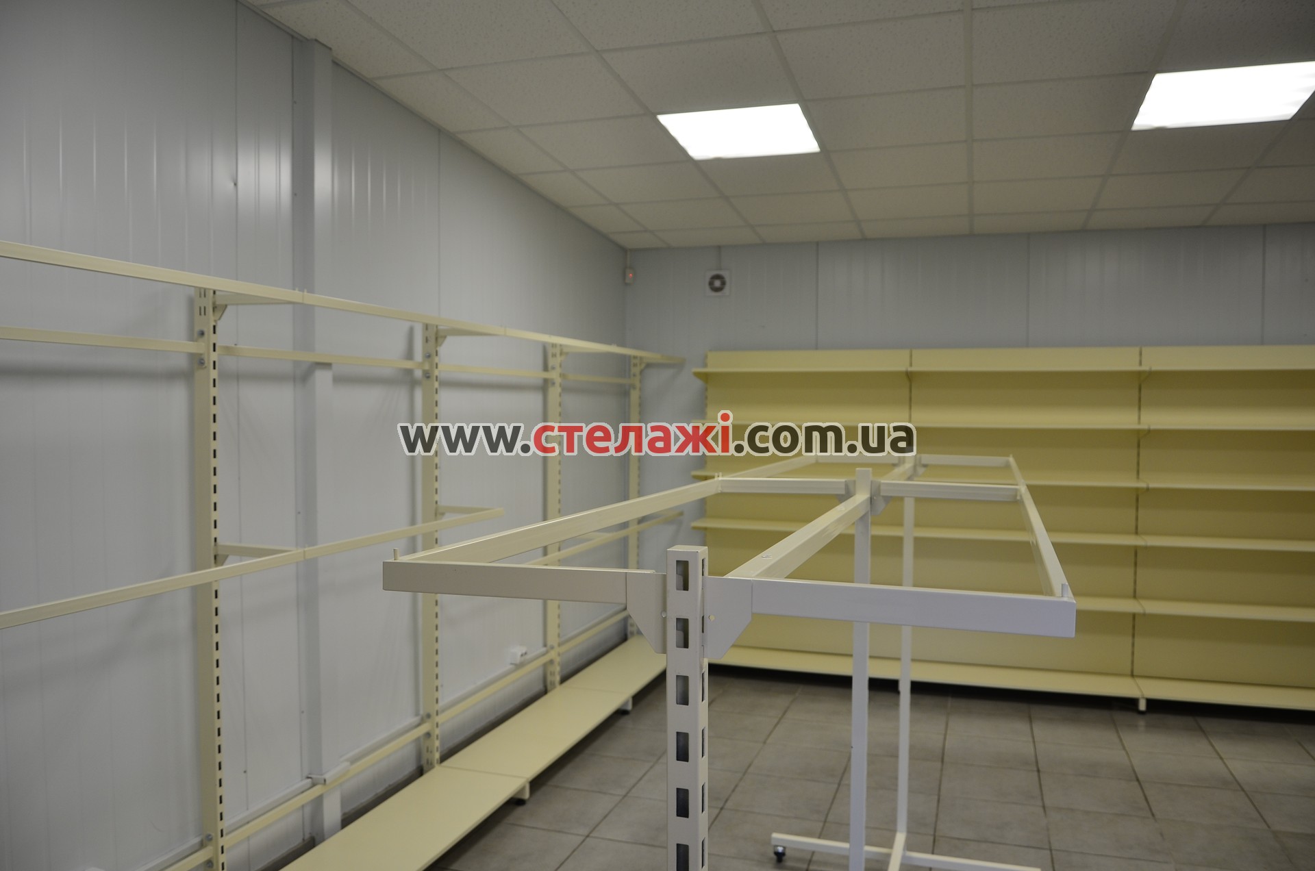 Портфоліо. Обладнання для магазину стокового одягу, Львів (Юрія Липи)